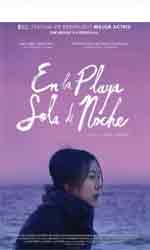 En la playa sola de noche