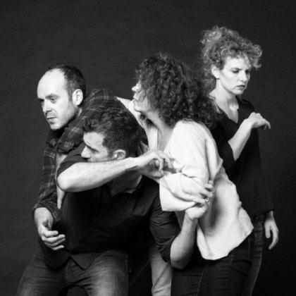 UN PERAL ENTRA POR LA VENTANA