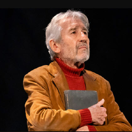 SE�ORA DE ROJO SOBRE FONDO GRIS