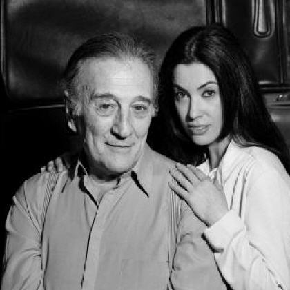 UNA MUJER DESNUDA Y EN LO OSCURO