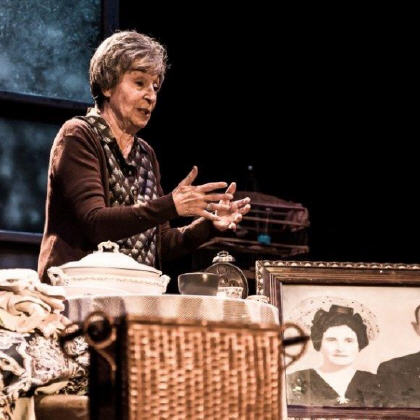 UNA MUJER EN LA VENTANA