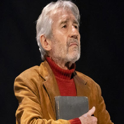 SE�ORA DE ROJO SOBRE FONDO GRIS