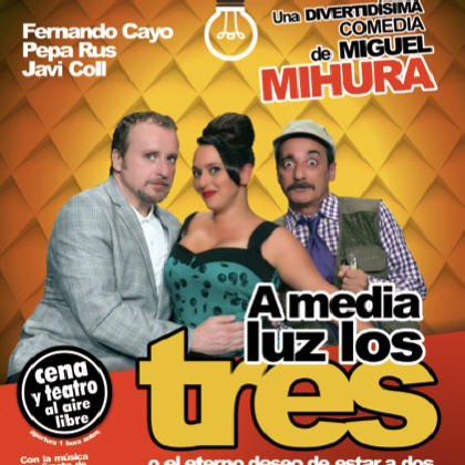 A MEDIA LUZ LOS TRES